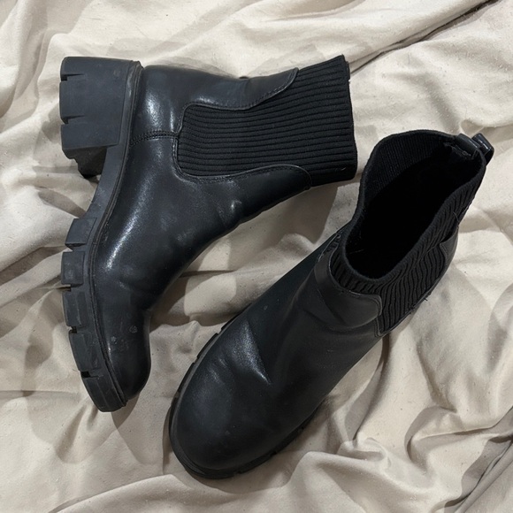 Elegant Black Leather Ankle Boots - Picture 2 of 2